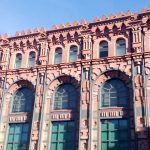 La Hidroeléctrica de Cataluña, diseñada por Pere Falqués, fue construida entre 1896 y 1899 y ha sido objeto de varias reformas a lo largo de los años, incluyendo una importante rehabilitación en 1977 para adaptarla a oficinas. Recientemente, Endesa ha realizado una inversión significativa para modernizar el edificio, que ahora alberga su sede en Cataluña Reformas integrales Barcelona - Modernismo Industrial