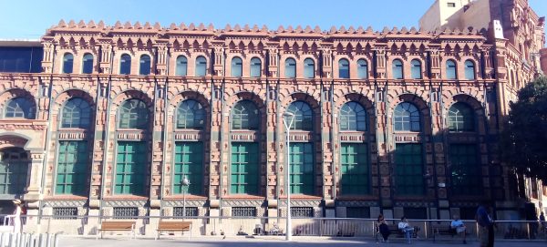 La Hidroeléctrica de Cataluña, diseñada por Pere Falqués, fue construida entre 1896 y 1899 y ha sido objeto de varias reformas a lo largo de los años, incluyendo una importante rehabilitación en 1977 para adaptarla a oficinas. Recientemente, Endesa ha realizado una inversión significativa para modernizar el edificio, que ahora alberga su sede en Cataluña Reformas integrales Barcelona - Modernismo Industrial