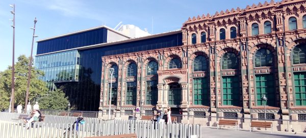 La Hidroeléctrica de Cataluña, diseñada por Pere Falqués, fue construida entre 1896 y 1899 y ha sido objeto de varias reformas a lo largo de los años, incluyendo una importante rehabilitación en 1977 para adaptarla a oficinas. Recientemente, Endesa ha realizado una inversión significativa para modernizar el edificio, que ahora alberga su sede en Cataluña Reformas integrales Barcelona - Modernismo Industrial