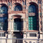 La Hidroeléctrica de Cataluña, diseñada por Pere Falqués, fue construida entre 1896 y 1899 y ha sido objeto de varias reformas a lo largo de los años, incluyendo una importante rehabilitación en 1977 para adaptarla a oficinas. Recientemente, Endesa ha realizado una inversión significativa para modernizar el edificio, que ahora alberga su sede en Cataluña Reformas integrales Barcelona - Modernismo Industrial