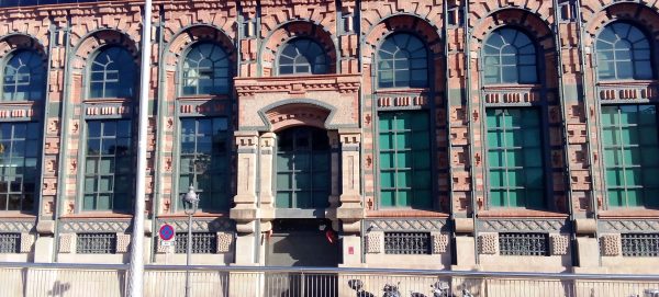 La Hidroeléctrica de Cataluña, diseñada por Pere Falqués, fue construida entre 1896 y 1899 y ha sido objeto de varias reformas a lo largo de los años, incluyendo una importante rehabilitación en 1977 para adaptarla a oficinas. Recientemente, Endesa ha realizado una inversión significativa para modernizar el edificio, que ahora alberga su sede en Cataluña Reformas integrales Barcelona - Modernismo Industrial