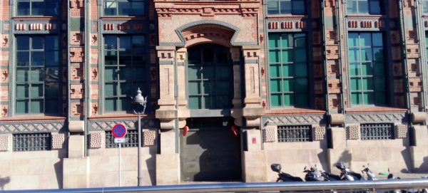 La Hidroeléctrica de Cataluña, diseñada por Pere Falqués, fue construida entre 1896 y 1899 y ha sido objeto de varias reformas a lo largo de los años, incluyendo una importante rehabilitación en 1977 para adaptarla a oficinas. Recientemente, Endesa ha realizado una inversión significativa para modernizar el edificio, que ahora alberga su sede en Cataluña Reformas integrales Barcelona - Modernismo Industrial