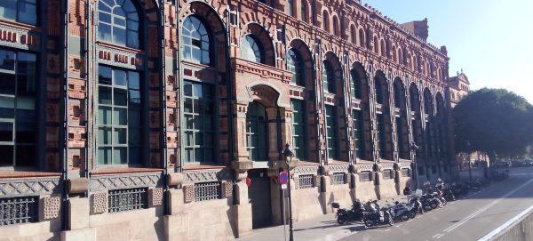 La Hidroeléctrica de Cataluña, diseñada por Pere Falqués, fue construida entre 1896 y 1899 y ha sido objeto de varias reformas a lo largo de los años, incluyendo una importante rehabilitación en 1977 para adaptarla a oficinas. Recientemente, Endesa ha realizado una inversión significativa para modernizar el edificio, que ahora alberga su sede en Cataluña Reformas integrales Barcelona - Modernismo Industrial