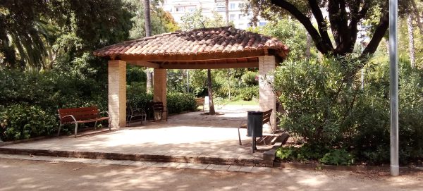 Pérgola Refugios Climáticos Barcelona - Turó Parc: jardines y estanques en Barcelona - Servicios de reformas de terrazas Barcelona - plantas en maceta para terrazas Barcelona