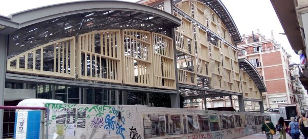 Mercado de la Abaceria - Gràcia - Barcelona reforma del mercado - entrega octubre 2026 Acceso en portal de madera