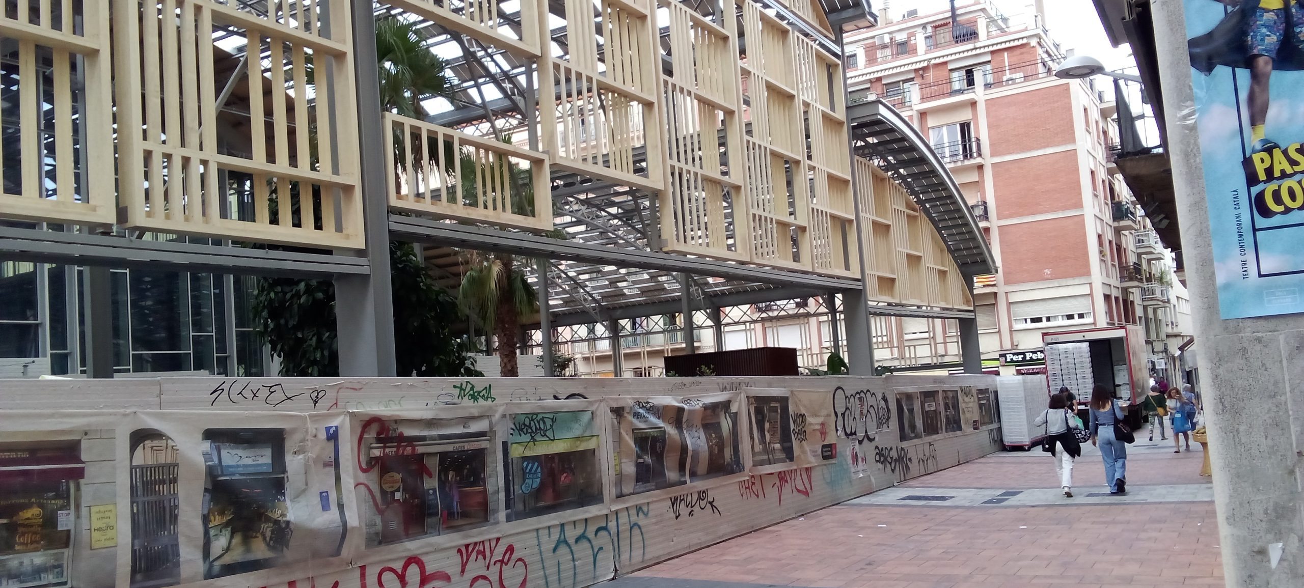 Mercado de la Abaceria - Gràcia - Barcelona reforma del mercado - entrega octubre 2026 Acceso en portal de madera