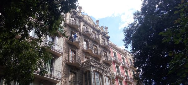 Reforma de Fachadas Barcelona - Eixample | La Casa Sala-Cairó es un edificio modernista de Barcelona, situado en calle de Enric Granados, 106, en el barrio de la Esquerra de l’Eixample. Fue construido en 1906 por el arquitecto Domènec Boada i Piera.