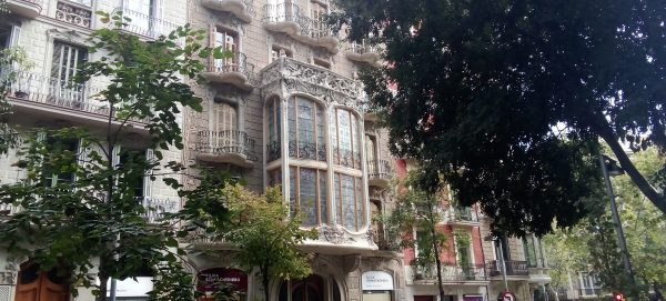 Reforma de Fachadas Barcelona - Eixample | La Casa Sala-Cairó es un edificio modernista de Barcelona, situado en calle de Enric Granados, 106, en el barrio de la Esquerra de l’Eixample. Fue construido en 1906 por el arquitecto Domènec Boada i Piera.