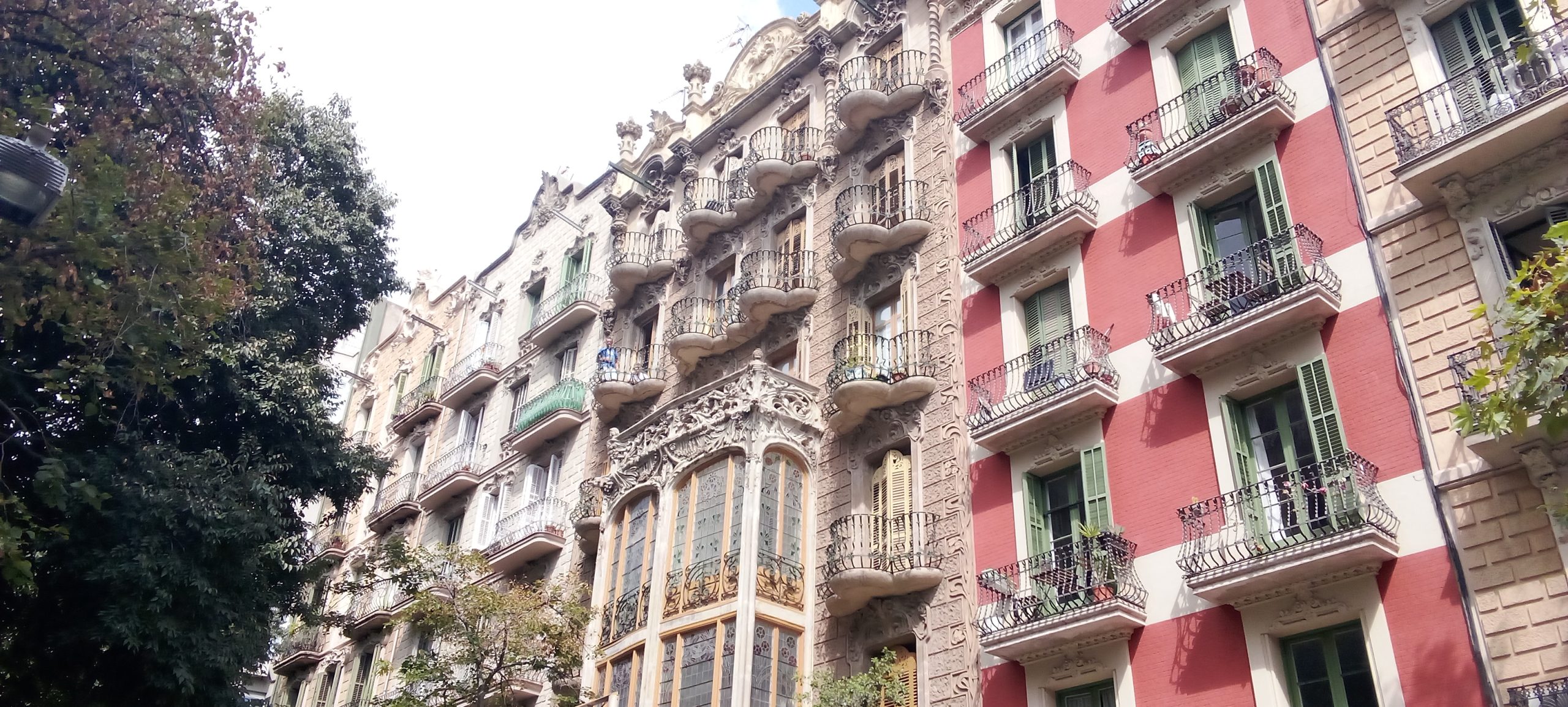 Reforma de Fachadas Barcelona - Eixample | La Casa Sala-Cairó es un edificio modernista de Barcelona, situado en calle de Enric Granados, 106, en el barrio de la Esquerra de l’Eixample. Fue construido en 1906 por el arquitecto Domènec Boada i Piera.