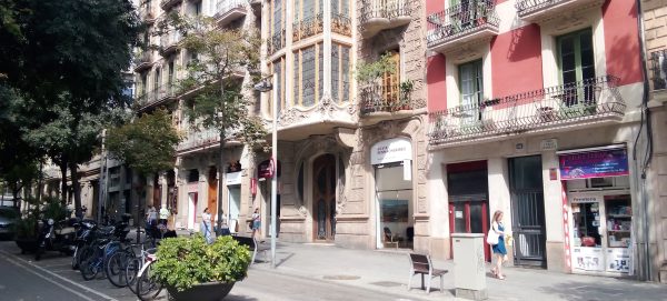 Reforma de Fachadas Barcelona - Eixample | La Casa Sala-Cairó es un edificio modernista de Barcelona, situado en calle de Enric Granados, 106, en el barrio de la Esquerra de l’Eixample. Fue construido en 1906 por el arquitecto Domènec Boada i Piera.