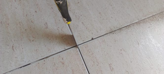 Reforma y rehabilitación de suelos en Barcelona: reparación de juntas de baldosas y azulejos